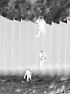 Dos pequeñas ecuatorianas fueron arrojadas por el muro fronterizo entre México y Estados Unidos.