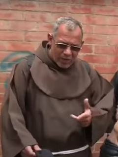 Fray Ñero y habitantes de calle, quienes lloran la muerte del sacerdote por coronavirus