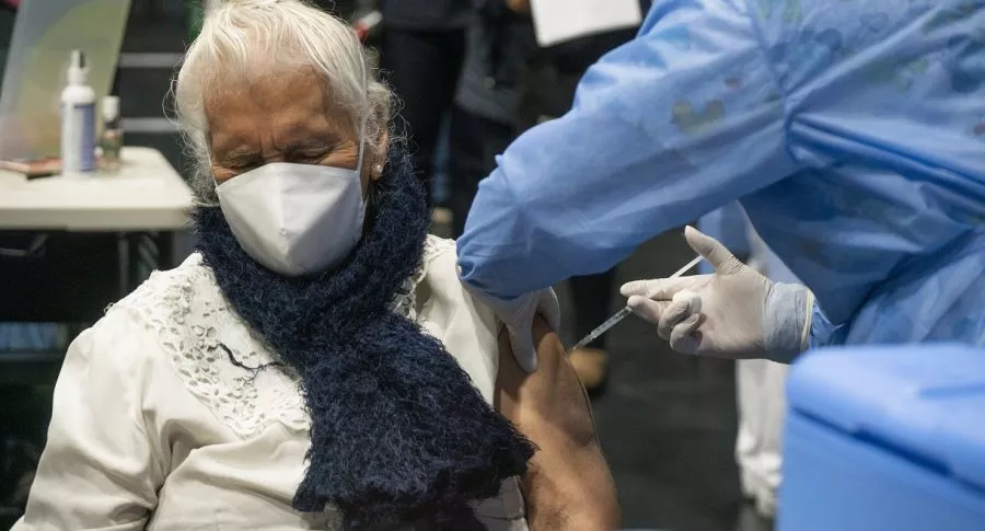Vacunación a adultos mayores en Colombia