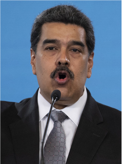 Foto del 17 de febrero de Nicolás Maduro en el Palacio de Miraflores, Caracas, Venezuela (izquierda), quien fue acusado por Juan Guaidó (foto a la derecha, tomada el 3 de marzo de 2021 en la plaza Los Palos Grandes de Caracas) por la muerte de 4 militares en combates en la frontera con Arauca, Colombia.