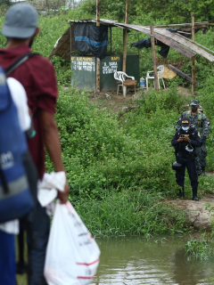 Venezolano denuncia que asesinaron a su familia y la vistieron como guerrilleros