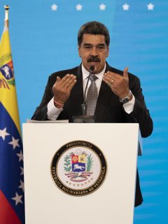 Nicolas Maduro, quien dijo que Venezuela pedirá ayuda a la ONU para desactivar campos minados en la frontera con Colombia, durante una rueda de prensa el 17 de febrero de 2021 en el Palacio de Miraflores, en Caracas, Venezuela.