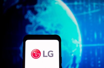 Foto de referencia de logo de LG en un smartphone. Ilustra nota sobre el anuncio de LG Electronics sobre que no fabricará más teléfonos celulares.