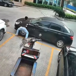 [Video] ‘Superhombre’ chino mueve un carro que le tapaba la salida del parqueadero