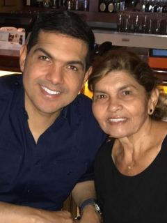 Peter Manjarrés acompaña a su mamá Imelda Margarita Romero, en su batalla contra el cáncer.