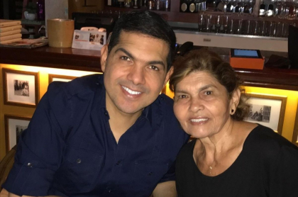 Peter Manjarrés acompaña a su mamá Imelda Margarita Romero, en su batalla contra el cáncer.