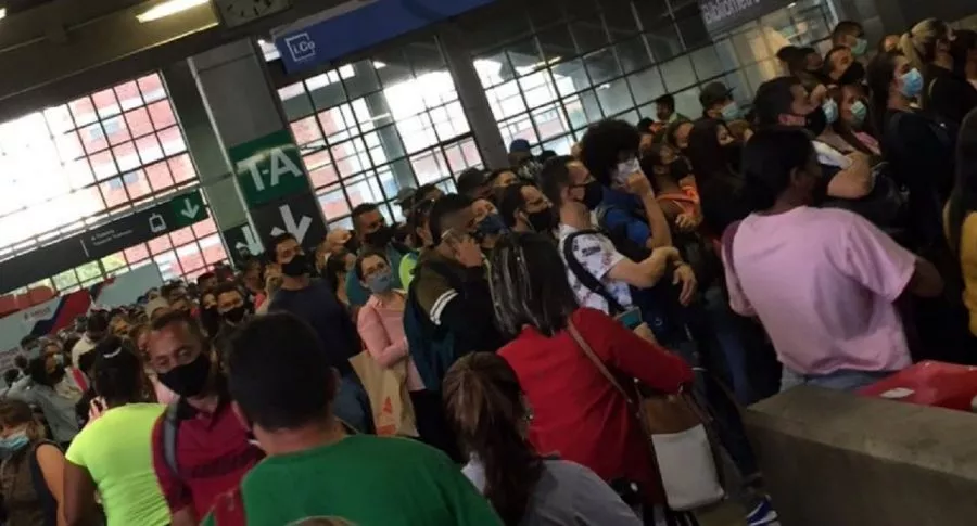 Aglomeraciones en el metro de Medellín antes de que iniciara el toque de queda nocturno