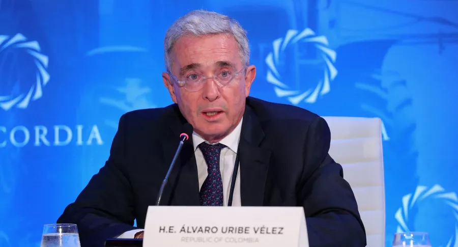 Álvaro Uribe ilustra nota sobre argumentos que presentará la Fiscalía para que se precluya su caso
