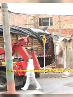 Imagen del camión se que estrelló contra casa; al menos dos personas murieron en Usme