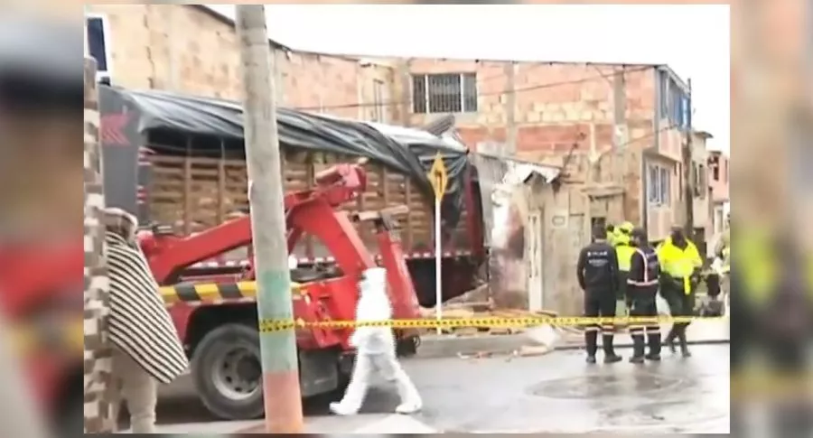 Imagen del camión se que estrelló contra casa; al menos dos personas murieron en Usme