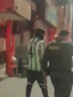 Imagen de barristas de Millonarios y Nacional que se agredieron con palos y piedras, en Bogotá