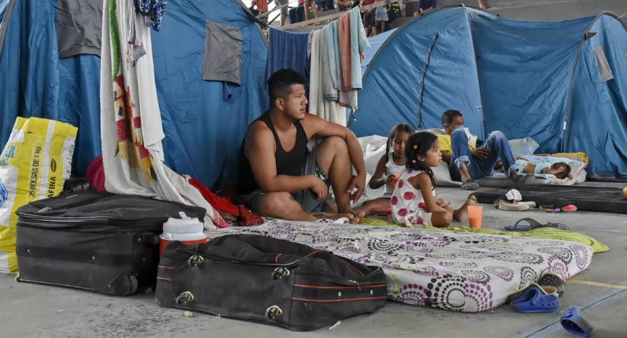 Venezolanos desplazados desde La Victoria, en el estado venezolano de Apure, permanecen en Arauquita (Arauca)