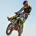 Motocrosista sin un brazo muere luego de que 2 competidores le pasaran por encima