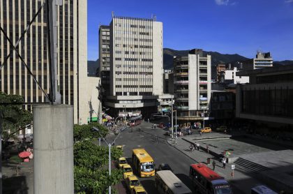 Foto de Medellín ilustra nota sobre el pico y cédula y más medidas.