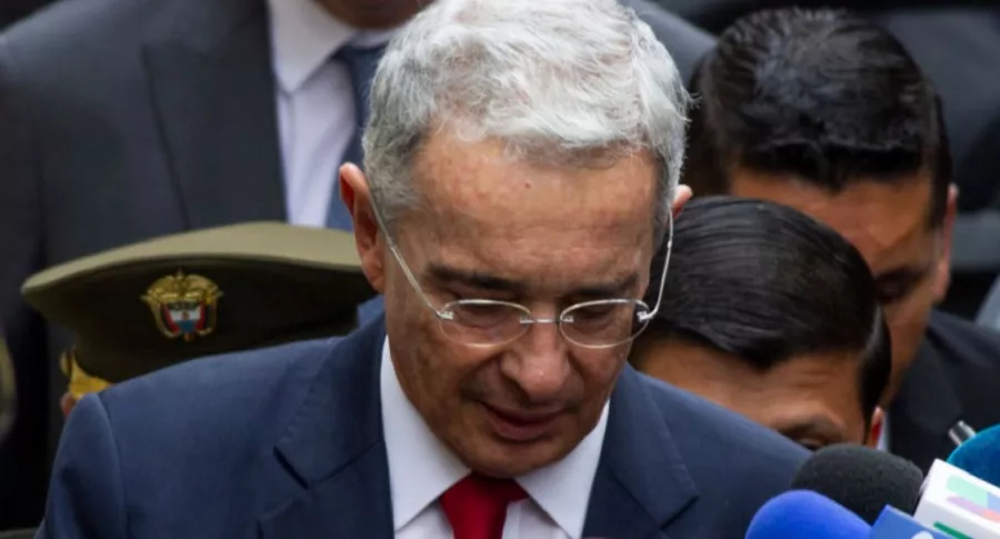 Álvaro Uribe Vélez, expresidente, estuvo en audiencia que fue aplazada por petición de reconocer dos nuevas víctimas