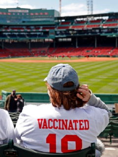 Dos personas vacunadas contra el COVID-19 asisten a un partido de béisbol en Estados Unidos.