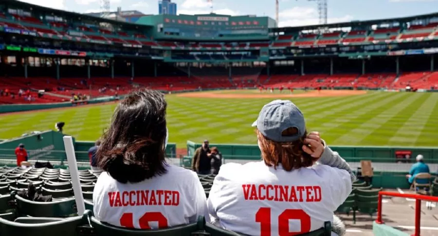 Dos personas vacunadas contra el COVID-19 asisten a un partido de béisbol en Estados Unidos.