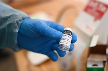 Imagen de dosis de vacuna de AstraZeneca ilustra artículo Coronavirus: región de España suspende uso de vacuna de AstraZeneca