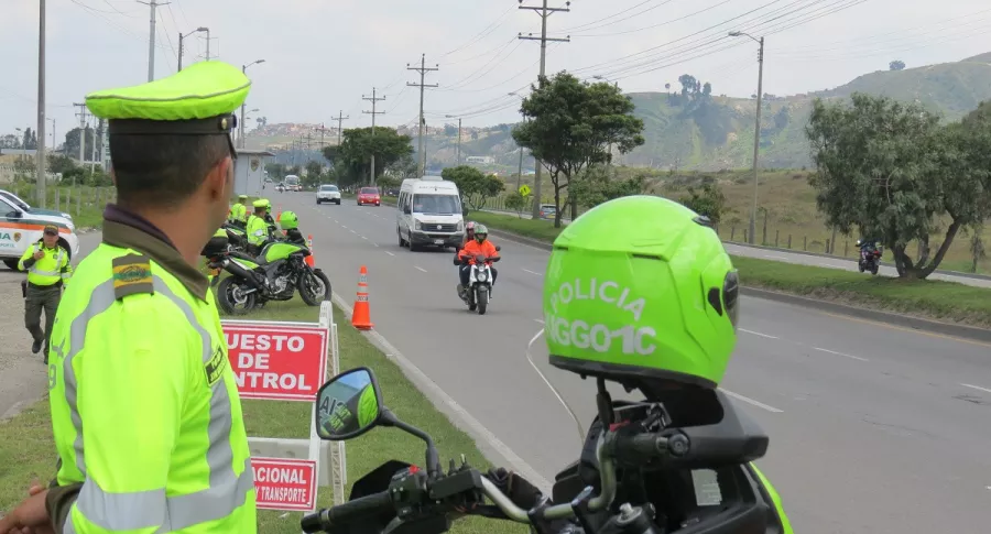 Imagen de Policía que ilustra nota; ¿Quiénes podrán salir de Bogotá por carretera durante la cuarentena 4x3?