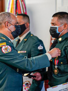 Imagen del momento en que condecoran a soldado que recibió golpes de la hija de un coronel del Ejército