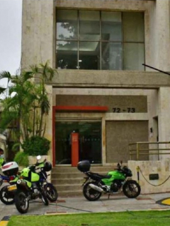 Momento en que policías atienden caso de robo en banco Itaú de Barranquilla