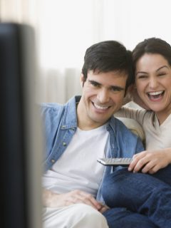 Foto de personas viendo televisión ilustra nota sobre Netflix, Amazon y Disney Plus