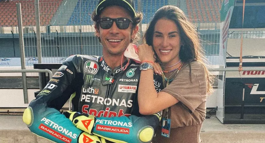 Novia de Valentino Rossi denuncia abusos en competencias del italiano. Imagen de referencia de la pareja.