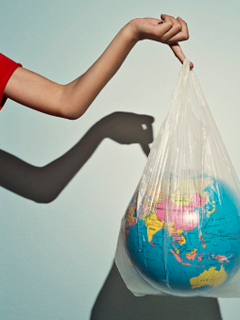Colombianos crean bolsas ‘plásticas’ ecológicas a base de yuca.