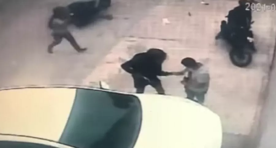 Imagen del asalto a mano armada a un comerciante en Barranquilla, que acababa de retirar dinero de un banco