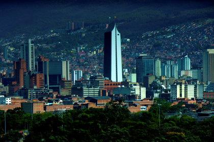 Foto de Medellín ilustra nota sobre pico y cédula y toque de queda continuo en Antioquia