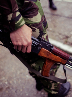 Imagen de referencia de un hombre con un fusil.