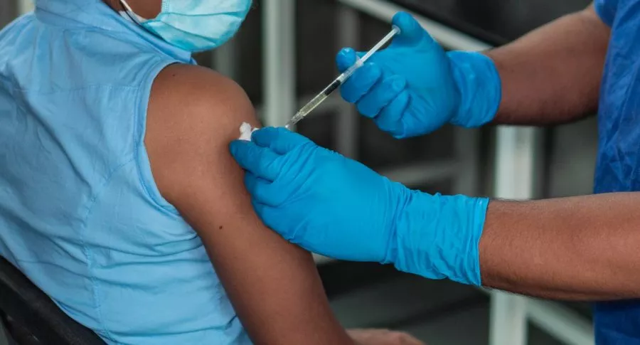 Mujer siendo vacunada ilustra nota sobre presuntas irregularidades en 1.241 casos de vacunación en Colombia