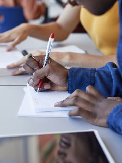 Profesora le hace preguntas de falsos positivos a estudiantes de noveno grado en Cali.