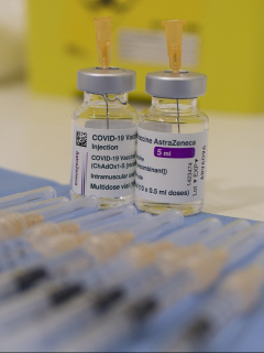 Imagen de vacuna que ilustra nota; cinco medicamentos que son más riesgosos que la vacuna AstraZeneca: expertos