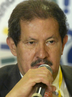 Angelino Garzón, como vicepresidente colombiano, habla durante la Conferencia Global sobre Asistencia a Víctimas y Sobrevivientes de Minas, en Medellín, el 3 de abril de 2014.