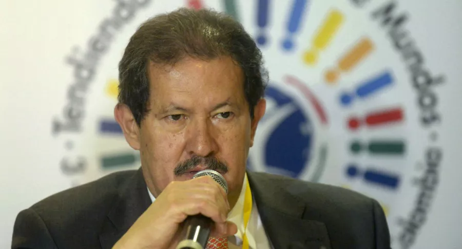 Angelino Garzón, como vicepresidente colombiano, habla durante la Conferencia Global sobre Asistencia a Víctimas y Sobrevivientes de Minas, en Medellín, el 3 de abril de 2014. 
