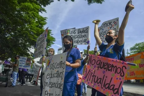 Maestros de jardines infantiles en Medellín protestan por nuevos cierres de escuelas