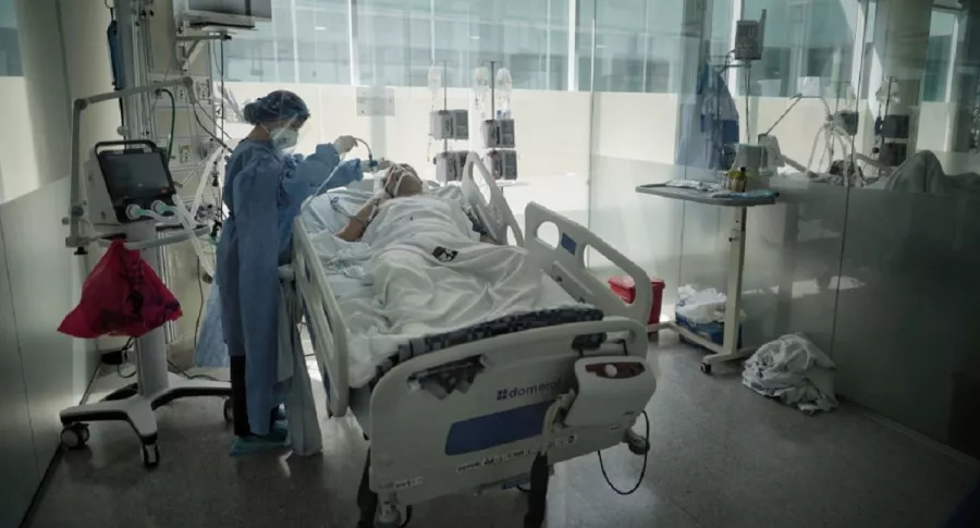 Unidades de cuidados intensivos comienzan a escasear durante el tercer pico de la pandemia en Colombia.