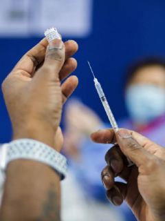 Varios países siguen tomando medidas que restringen la aplicación de las vacunas de AstraZeneca para determinados pacientes.