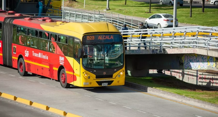 Bus de Transmilenio ilustra nota sobre problema financiero en el sistema de transporte masivo de Bogotá por la pandemia
