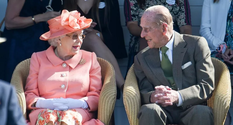 La reina Isabel II y el príncipe Felipe en el Royal Windsor Cup 2018 ilustra nota sobre foto real con la que la monarca despidió a su esposo, que murió el 9 de abril del 2021. 