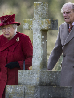 La reina Isabel II y su esposo en misa en Iglesia de San Pedro y San Pablo, ilustra nota de lista de chistes de mal gusto' del príncipe Felipe de Edimburgo que revivieron tras su muerte.