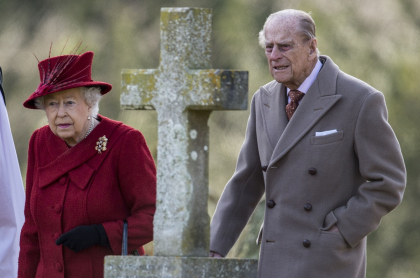 La reina Isabel II y su esposo en misa en Iglesia de San Pedro y San Pablo, ilustra nota de lista de chistes de mal gusto' del príncipe Felipe de Edimburgo que revivieron tras su muerte.