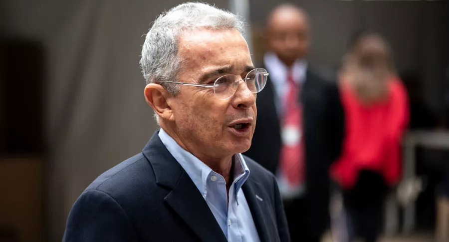 Álvaro Uribe Vélez ilustra nota sobre que aceptaron a ex de Monsalve como víctima en caso del expresidente