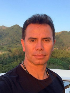 Fans acosan a Jhonny Rivera en su casa y le piden dinero.