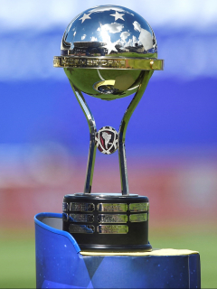 Copa Sudamericana: grupos para Deportes Tolima y Equidad en fase de grupos. Imagen del trofeo del torneo.