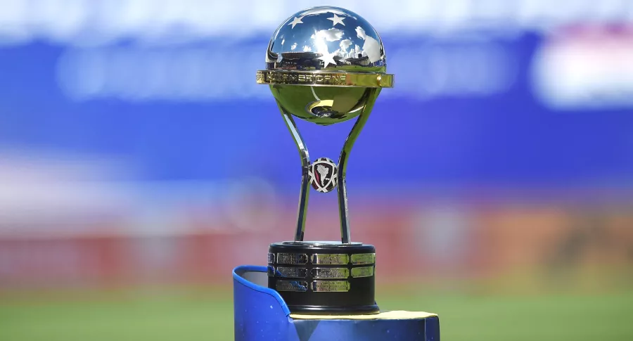 Copa Sudamericana: grupos para Deportes Tolima y Equidad en fase de grupos. Imagen del trofeo del torneo.