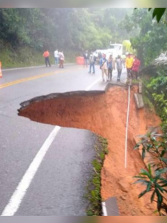 Imagen de la vía Medellín-Bogotá que se desfondó; carretera fue cerrada por el momento