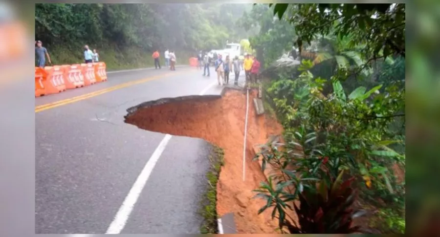 Imagen de la vía Medellín-Bogotá que se desfondó; carretera fue cerrada por el momento