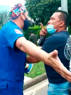 Paramédicos pelearon y herido se fue ensangrentado.